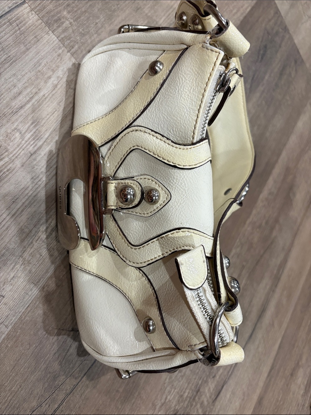 Y2K Guess Cream and White Leather Shoulder Bag with Silver Accents - Picture 2 of 13